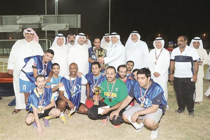 الشيخ طلال الفهد والنائب عبدالله التميمي يتوسطان الفريق البطل﻿