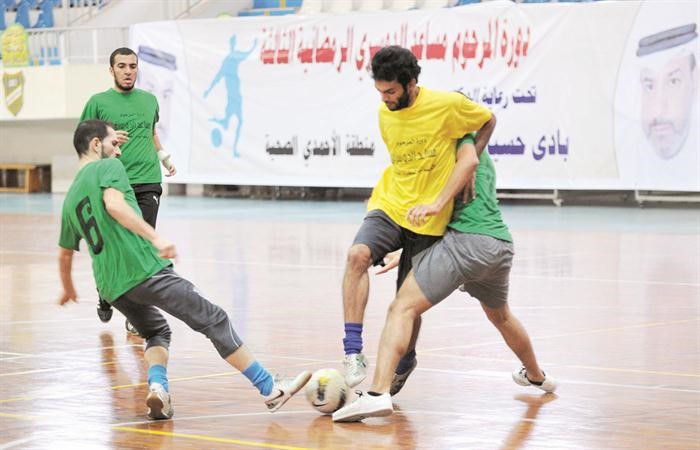 لاعب الوقينان محمد الظفيري يحاول المرور ﻿