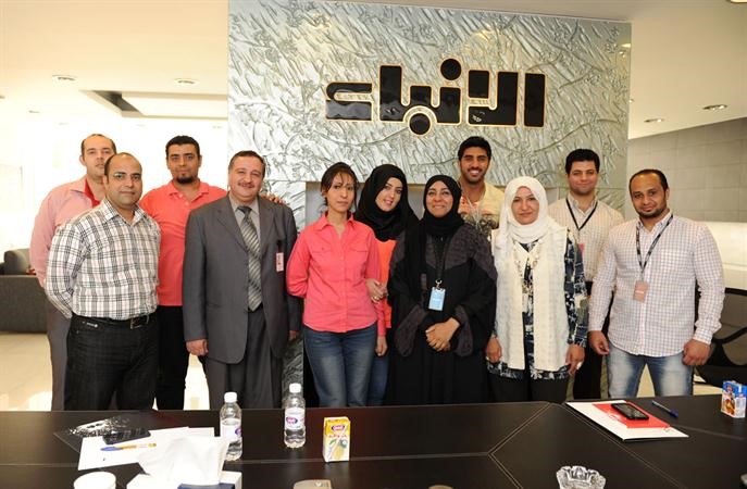 الزميلة انوار عبدالرحمن متوسطة الزملاء المشاركين في ورشة العمل سالم الشمري