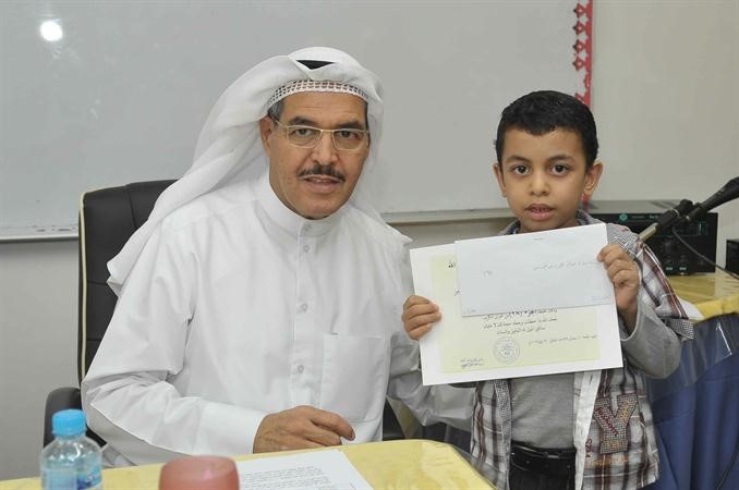 احمد الزبن يكرم فائزا صغيرا