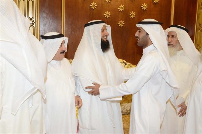  النائب احمد بن مطيع العازمي يتلقى التهاني بالفوز
﻿