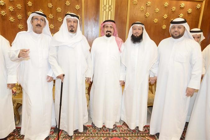 وجهاء الدائرة الخامسة يهنئون احمد بن مطيع العازمي
﻿
