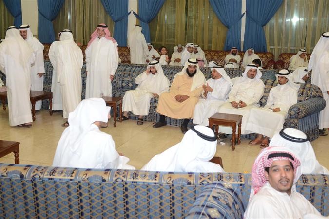 ابناء الدائرة الخامسة احتشدوا لتهنئة احمد العازمي
﻿