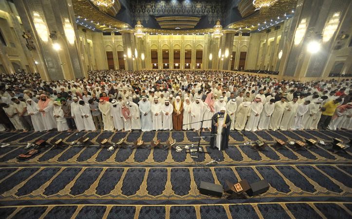 ﻿حشود من المصلين خلال صلاة التهجد في المسجد الكبير 	اسامة ابوعطية﻿