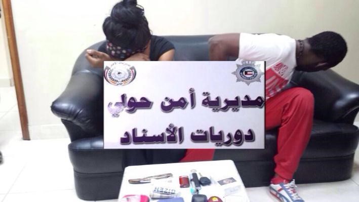الموقوفان وامامهما المضبوطات في مديرية امن حولي﻿