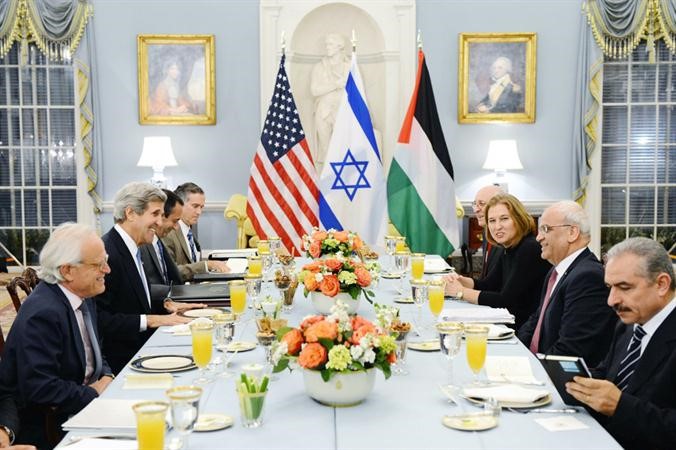وزير الخارجية الامريكي والوفدان الفلسطيني والاسرائيلي خلالالجلسة التمهيدية لاستئناف المفاوضات امس الاولافپ﻿
