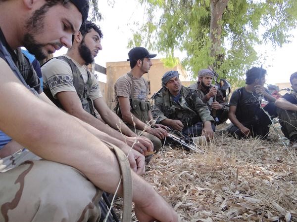 صورة لمقاتلي الجيش الحر قبل انطلاقهم لتنفيذ عملية ضد قوات النظام في درعا قبل ايام	رويترز﻿