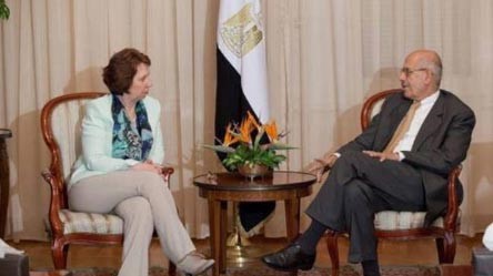 بالفيديو.. تعثر وسقوط البرادعي على الهواء بعد انسحاب آشتون من المؤتمر الصحافي بشكل مفاجئ