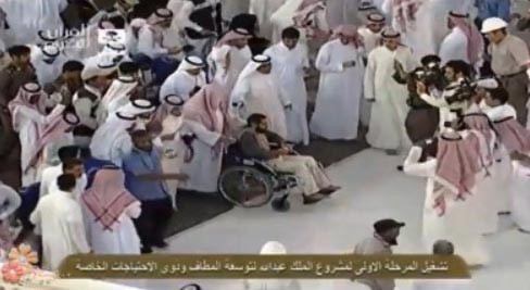 بالفيديو.. الشيخ السديس يدفع عربة معاق في افتتاح جسر المطاف الجديد