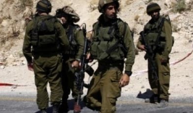 بالفيديو.. جندي " إسرائيلي " يعتدي بوحشية على عمال فلسطينيين عزل