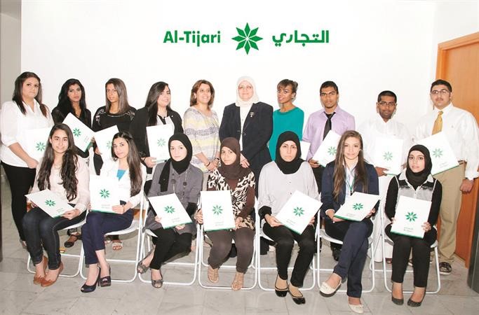 التجاري مع الطلبة والطالبات المشاركين في البرنامج التدريبي الصيفي ﻿