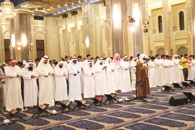 جانب من المصلين في المسجد الكبير