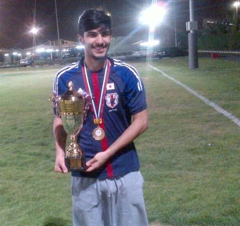 نجم الدفاع احمد خلف مع كاس البطولة﻿