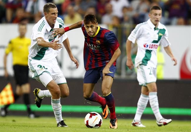 مهاجم برشلونة الجديد نيمار يمر من مدافعي ليخيا غدانسك	 رويترز﻿