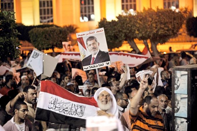 انصار الرئيس المصري المعزول محمد مرسي خلال تظاهرة مؤيدة له في القاهرة اول من امس افپ