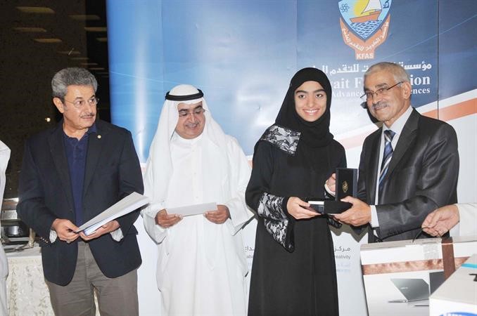 د عدنان شهاب الدين مكرما احدى المتفوقات محمد خلوصي