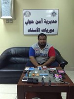 البدون في مديرية امن حولي وامامه المضبوطات﻿