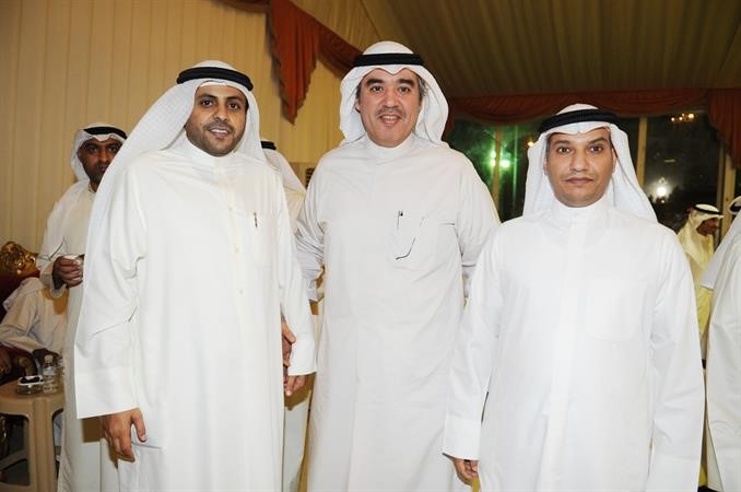 محمد البراك ومبارك المويزري يقدمان التهاني لمحمد الجبري﻿