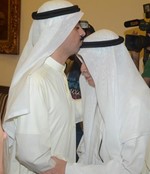 الراشد يقبل راس احد كبار السن