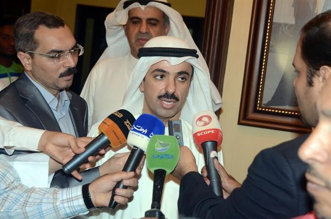 علي الراشد متحدثا الى الصحافيين