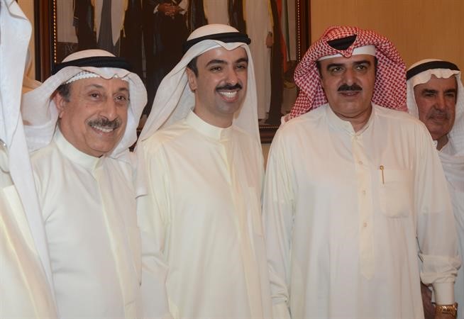 ومتوسطا بعض ابناء الدائرة الثانية