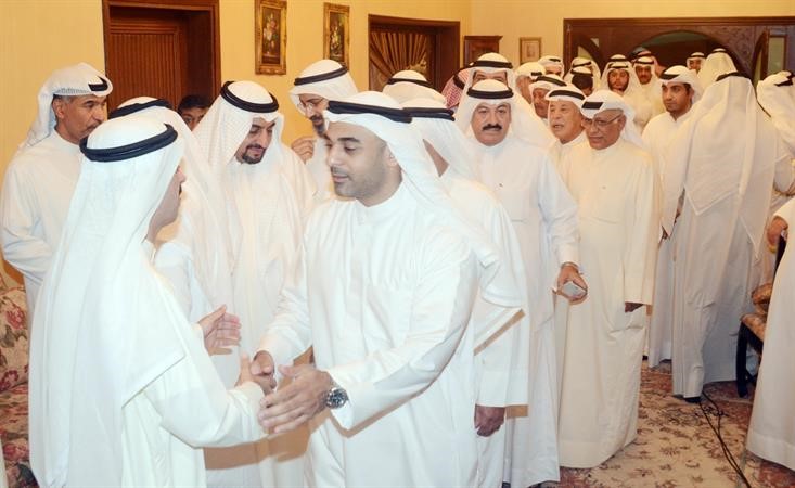 علي الراشد يستقبل المهنئين بفوزه بعضوية البرلمان