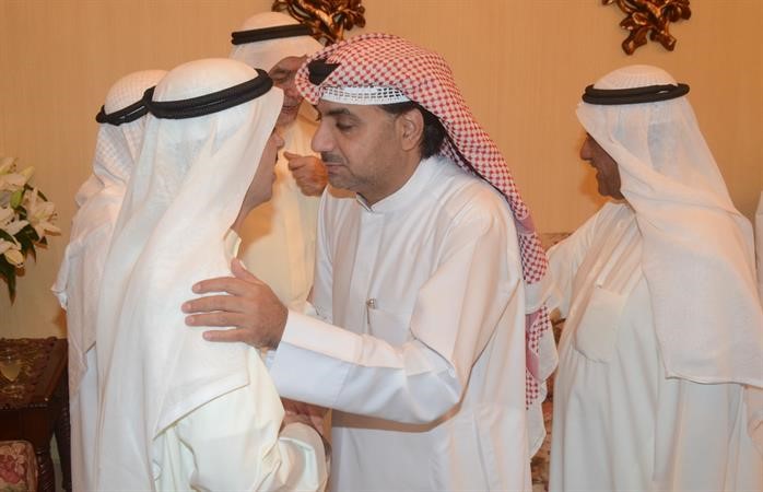 ويتلقى التهاني