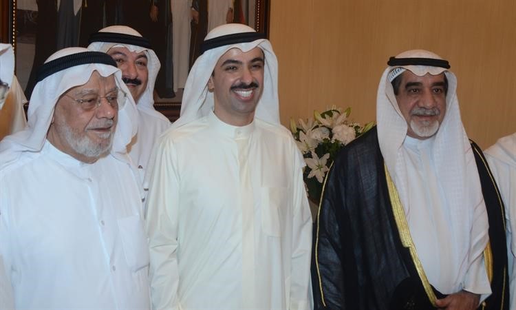 ويرحب ببعض المهنئين من ابناء الدائرة