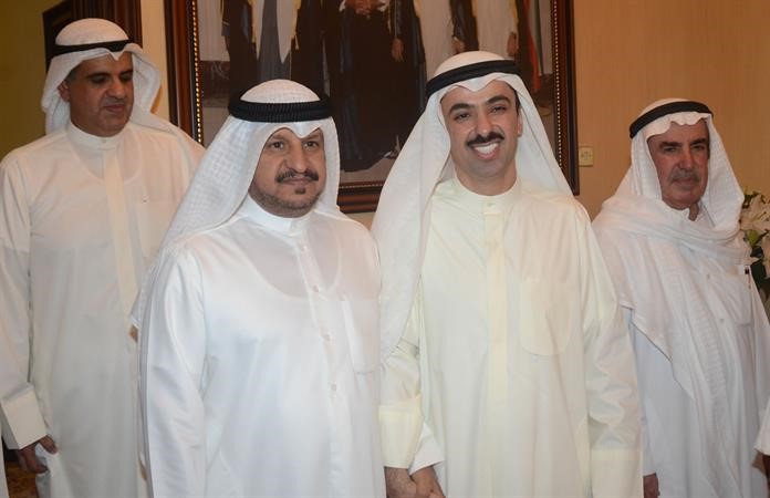 فهد الراشد ونجله النائب علي الراشد مع احد المهنئين
