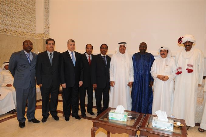 الخرينج متوسطا عددا من السفراء