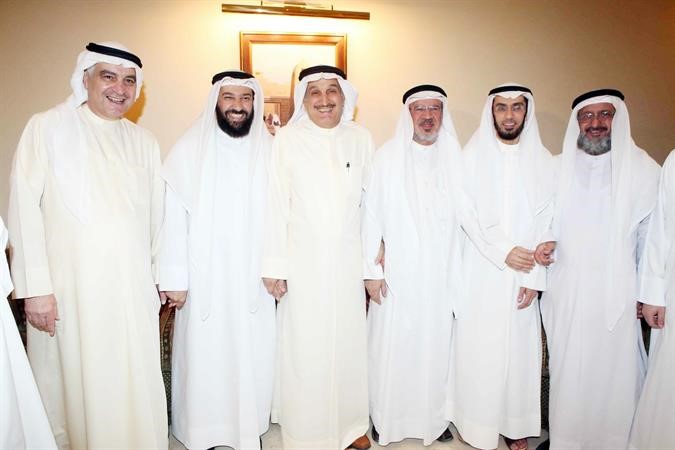 العوضي متوسطا دعلي العمير وشقيقه عبدالواحد ودمحمد العوضي