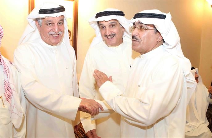 كامل العوضي مستقبلا الزميل عدنان الراشد في حفل استقبال اقامه على شرف ابناء الدائرة الاولى