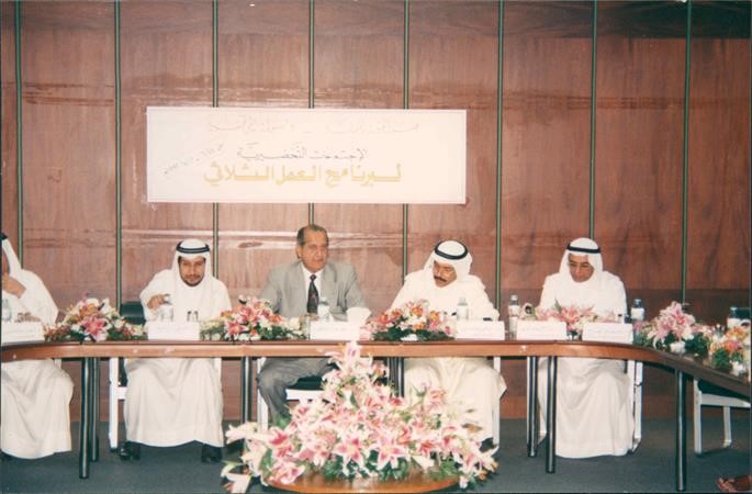 الراحل اثناء الاجتماعات التحضيرية لبرنامج العمل الثلاثي لوزارة التخطيط﻿