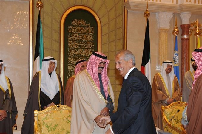 ومع سمو ولي العهد الشيخ نواف الاحمد﻿