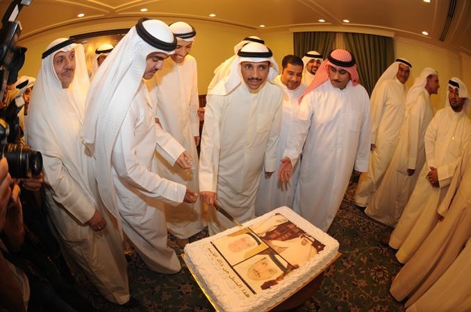 مرزوق الغانم يقطع كيكة الاحتفال﻿