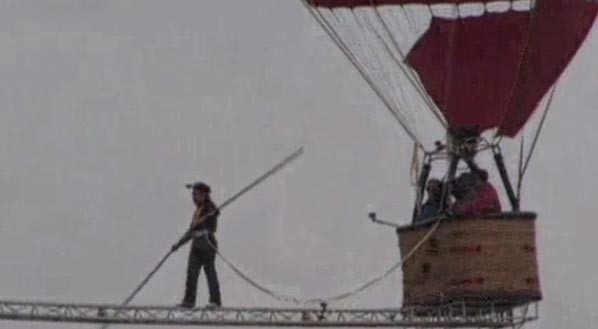بالفيديو.. رقم قياسي للمشي على حبل معلق بين منطادين