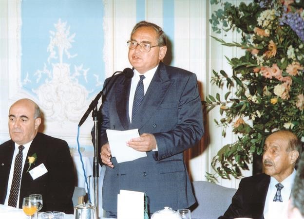  محافظ بنك انجلترا المركزي ايدي جورج يتوسط العم الراحل محمد الخرافي وابراهيم دبدوب وكان جورج قد ساعد الوطني كثيرا خلال ازمة الغزو﻿