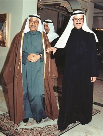  المرحوم محمد الخرافي مع العم محمد عبدالرحمن البحر في اول ايام الغزو ﻿