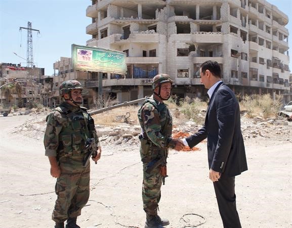 صورة بثها العام النظام لرئيسه بشار الاسد لما قال انها زيارة قام بها للجنود في داريا بمناسبة عيد الجيش رويترز 