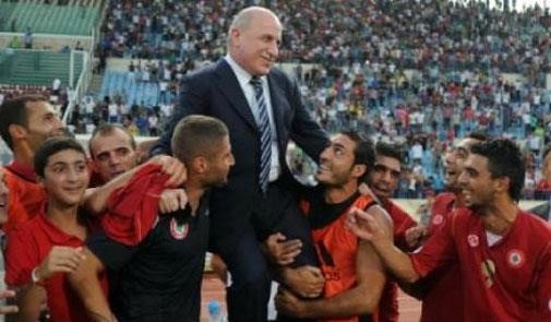 رئيس الاتحاد اللبناني لكرة القدم هاشم حيدر محمولا من اللاعبين