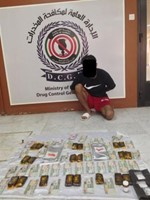 المواطن داخل مبنى مكافحة المخدرات وامامه مادة الحشيش