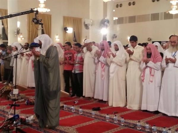الاف المصلين خلف الفيلكاوي في مسجد جابر العلي ﻿