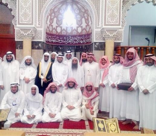 وليد الشعيب مع العاملين في مركز ضاحية جابر العلي﻿