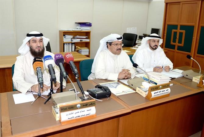 علام الكندري والامين العام المساعد للبحوث سليمان السبيعي والامين العام المساعد للشؤون المالية فالح العازمي﻿