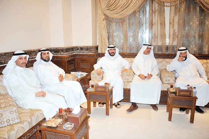 سعدون حماد متوسطا مبارك الخرينج ود علي العمير ود حسين قويعان ومرزوق الغانم