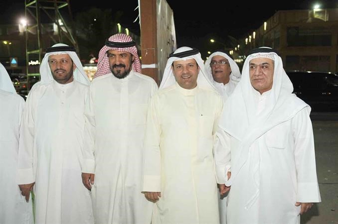 فيصل الكندري مستقبلا بعضا من ابناء الدائرة الخامسة﻿
