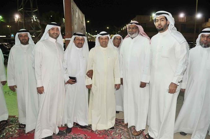 ويتوسط بعض ابناء الدئرة الخامسة﻿