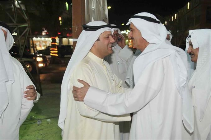 ويتلقى التهاني من احد ابناء الدائرة﻿