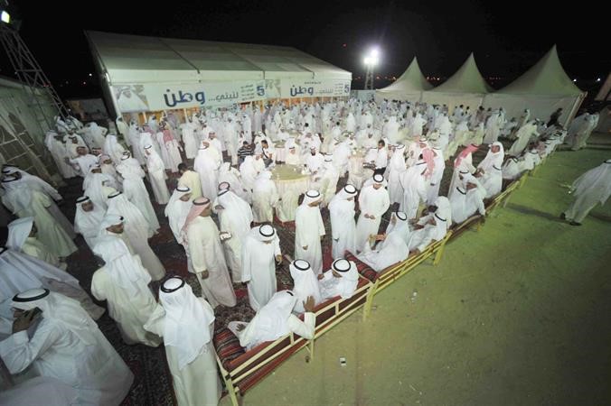 حشد من المهنئين في مقر الكندري﻿