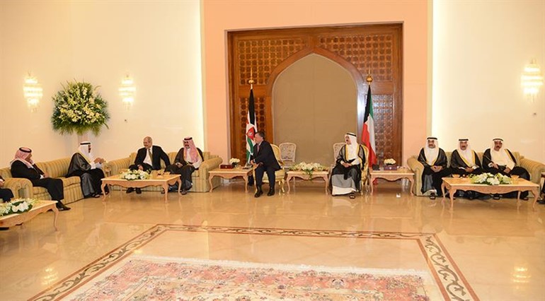 صاحب السمو الامير الشيخ صباح الاحمد خلال لقائه العاهل الاردني بحضور سمو ولي العهد وجاسم الخرافي والشيخ جابر العبد الله والشيخ فيصل السعود والشيخ مشعل الاحمد